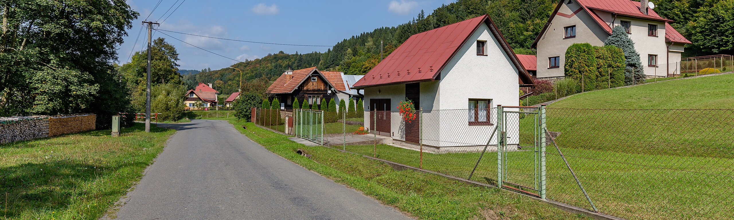 Local area. Source: https://commons.wikimedia.org/wiki/File:Road_III-4875_and_houses_in_Kychov%C3%A1_(Huslenky),_Vset%C3%ADn_District,_Zl%C3%ADn_Region,_Czech_Republic_29.jpg